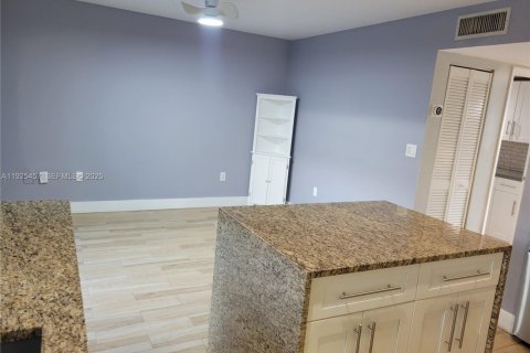 Townhouse in Pembroke Pines, Florida 3 bedrooms, 167.41 sq.m. № 1984007 - photo 4