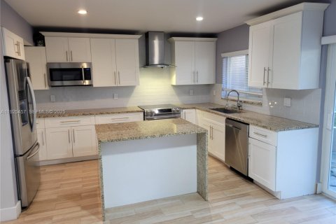 Townhouse in Pembroke Pines, Florida 3 bedrooms, 167.41 sq.m. № 1984007 - photo 3