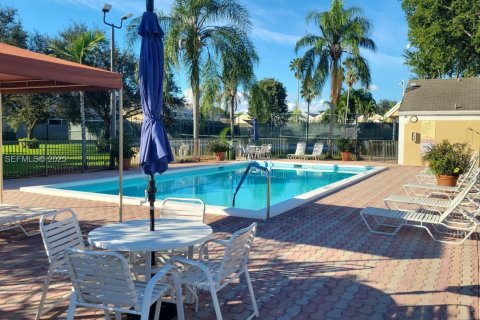 Townhouse in Pembroke Pines, Florida 3 bedrooms, 167.41 sq.m. № 1984007 - photo 30