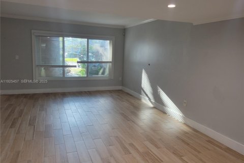 Townhouse in Pembroke Pines, Florida 3 bedrooms, 167.41 sq.m. № 1984007 - photo 8