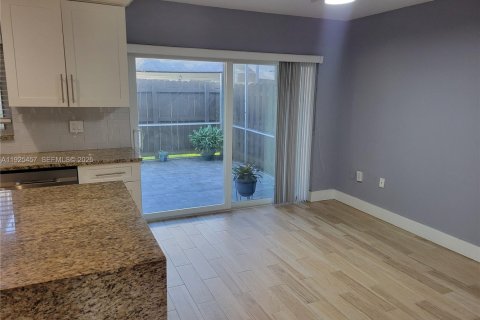 Townhouse in Pembroke Pines, Florida 3 bedrooms, 167.41 sq.m. № 1984007 - photo 5