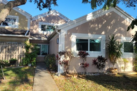 Townhouse in Pembroke Pines, Florida 3 bedrooms, 167.41 sq.m. № 1984007
