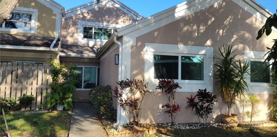 Townhouse in Pembroke Pines, Florida 3 bedrooms, 167.41 sq.m. № 1984007