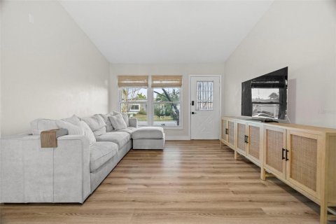 House in Pinellas Park, Florida 2 bedrooms, 84.54 sq.m. № 2341578 - photo 6