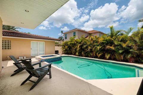 House in Saint Petersburg, Florida 3 bedrooms, 227.42 sq.m. № 2231452 - photo 23