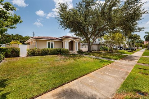 House in Saint Petersburg, Florida 3 bedrooms, 227.42 sq.m. № 2231452 - photo 7