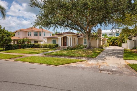 House in Saint Petersburg, Florida 3 bedrooms, 227.42 sq.m. № 2231452 - photo 4
