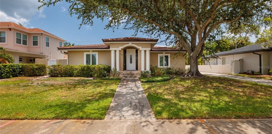 House in Saint Petersburg, Florida 3 bedrooms, 227.42 sq.m. № 2231452