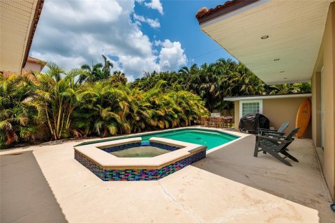 House in Saint Petersburg, Florida 3 bedrooms, 227.42 sq.m. № 2231452 - photo 21