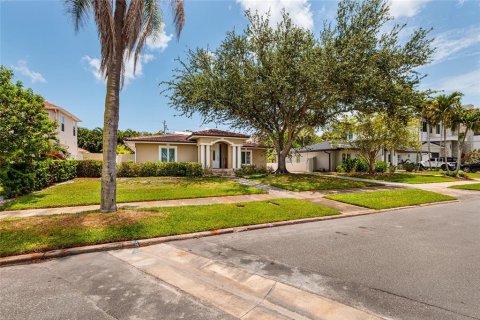 House in Saint Petersburg, Florida 3 bedrooms, 227.42 sq.m. № 2231452 - photo 6