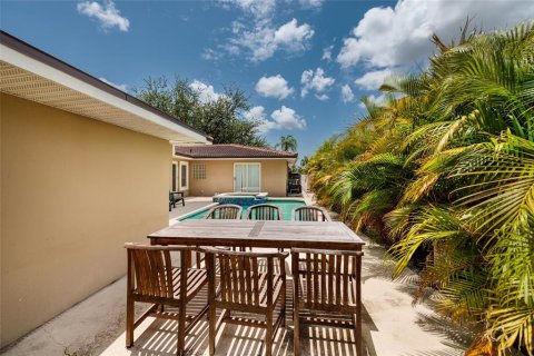 House in Saint Petersburg, Florida 3 bedrooms, 227.42 sq.m. № 2231452 - photo 19