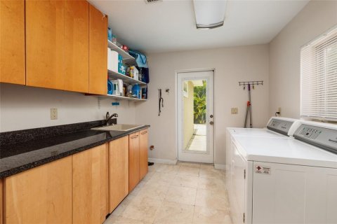 House in Saint Petersburg, Florida 3 bedrooms, 227.42 sq.m. № 2231452 - photo 16