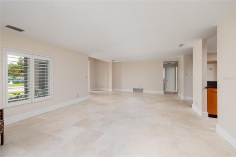 House in Saint Petersburg, Florida 3 bedrooms, 227.42 sq.m. № 2231452 - photo 9