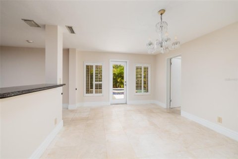 House in Saint Petersburg, Florida 3 bedrooms, 227.42 sq.m. № 2231452 - photo 18