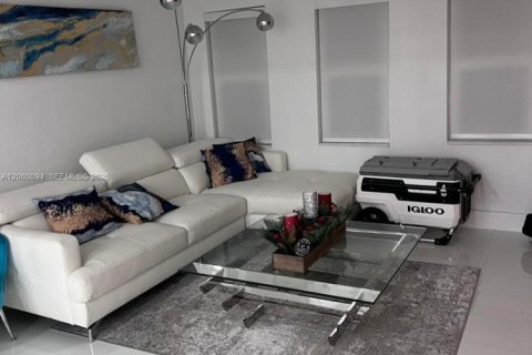 House in Miami, Florida 2 bedrooms, 111.48 sq.m. № 2246550 - photo 5