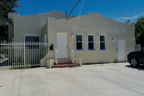House in Miami, Florida 2 bedrooms, 111.48 sq.m. № 2246550 - photo 2