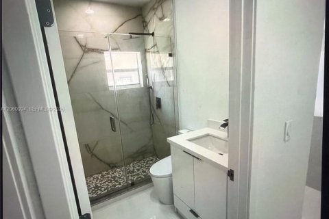 House in Miami, Florida 2 bedrooms, 111.48 sq.m. № 2246550 - photo 6