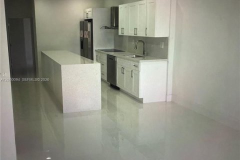 House in Miami, Florida 2 bedrooms, 111.48 sq.m. № 2246550 - photo 4