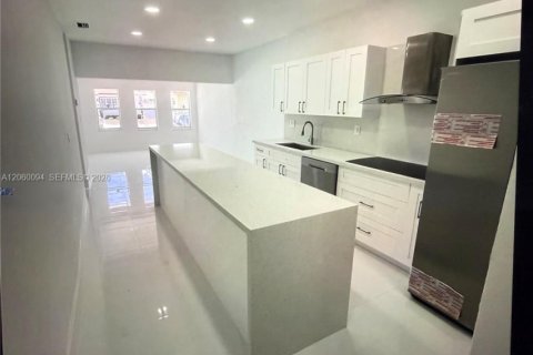 House in Miami, Florida 2 bedrooms, 111.48 sq.m. № 2246550 - photo 3