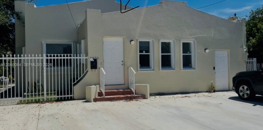 House in Miami, Florida 2 bedrooms, 111.48 sq.m. № 2246550