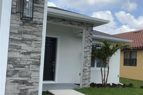 House in Rotonda, Florida 3 bedrooms, 139.91 sq.m. № 1609421 - photo 4