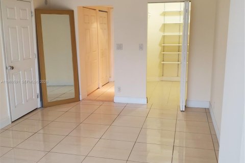 Condo in Hallandale Beach, Florida, 1 bedroom  № 2080747 - photo 13