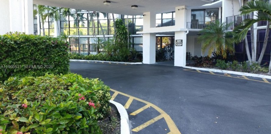 Condo in Hallandale Beach, Florida, 1 bedroom  № 2080747