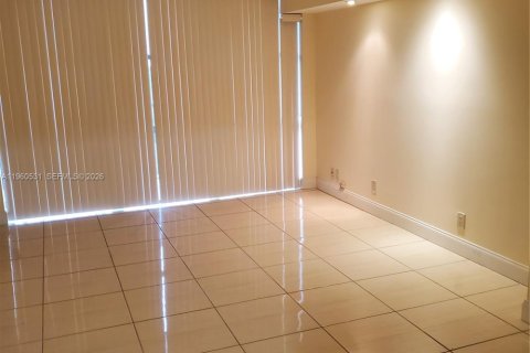 Condo in Hallandale Beach, Florida, 1 bedroom  № 2080747 - photo 10