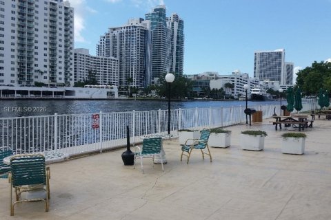 Condo in Hallandale Beach, Florida, 1 bedroom  № 2080747 - photo 21