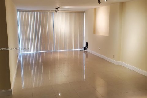 Condo in Hallandale Beach, Florida, 1 bedroom  № 2080747 - photo 5