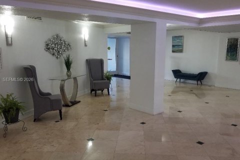 Condo in Hallandale Beach, Florida, 1 bedroom  № 2080747 - photo 3