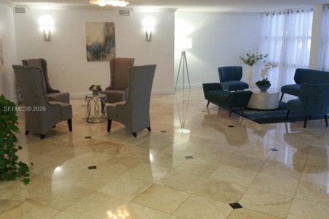 Condo in Hallandale Beach, Florida, 1 bedroom  № 2080747 - photo 2