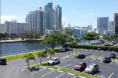 Condo in Hallandale Beach, Florida, 1 bedroom  № 2080747 - photo 19