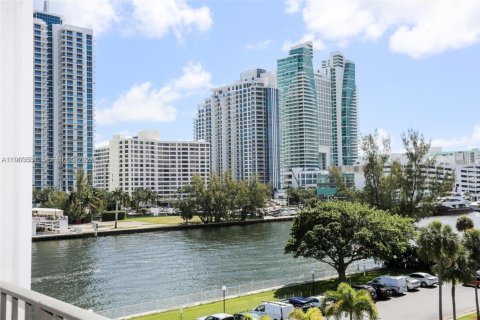 Condo in Hallandale Beach, Florida, 1 bedroom  № 2080747 - photo 18