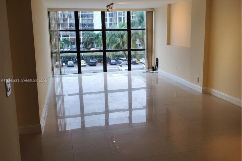 Condo in Hallandale Beach, Florida, 1 bedroom  № 2080747 - photo 9