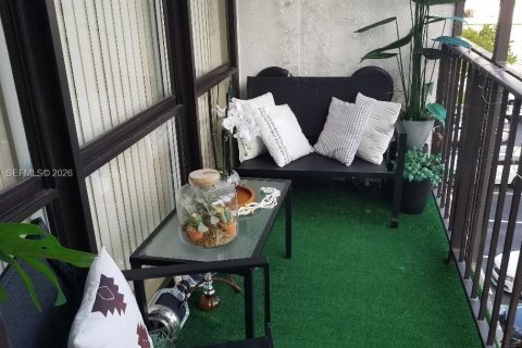 Condo in Hallandale Beach, Florida, 1 bedroom  № 2080747 - photo 17