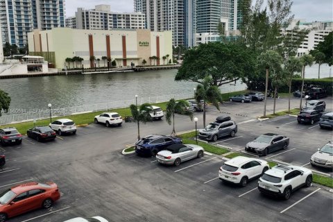 Condo in Hallandale Beach, Florida, 1 bedroom  № 2080747 - photo 15