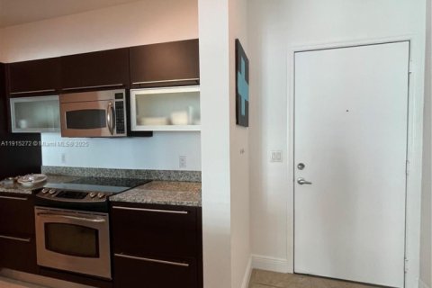 Condo in Miami, Florida, 1 bedroom  № 1971414 - photo 10