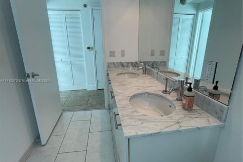 Condo in Miami, Florida, 1 bedroom  № 1971414 - photo 17