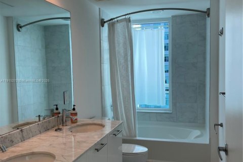 Condo in Miami, Florida, 1 bedroom  № 1971414 - photo 16