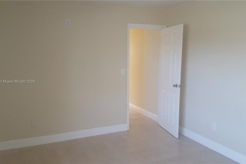 Casa en alquiler en Miami Gardens, Florida, 3 dormitorios, 94.3 m2 № 2018943 - foto 11