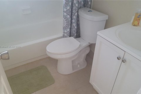 Casa en alquiler en Miami Gardens, Florida, 3 dormitorios, 94.3 m2 № 2018943 - foto 12
