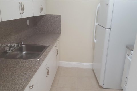 Casa en alquiler en Miami Gardens, Florida, 3 dormitorios, 94.3 m2 № 2018943 - foto 2