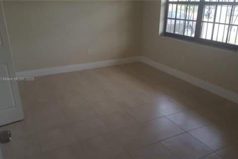 Casa en alquiler en Miami Gardens, Florida, 3 dormitorios, 94.3 m2 № 2018943 - foto 10