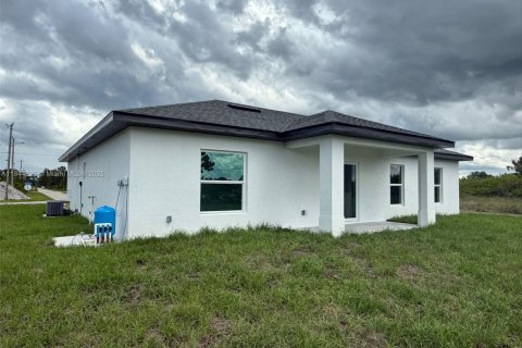 House in Lehigh Acres, Florida 3 bedrooms № 1841258 - photo 30