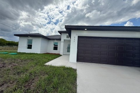 House in Lehigh Acres, Florida 3 bedrooms № 1841258 - photo 1