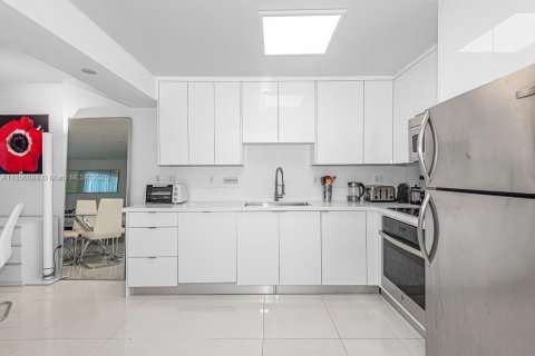 Condo in Miami Beach, Florida  № 1878983 - photo 18