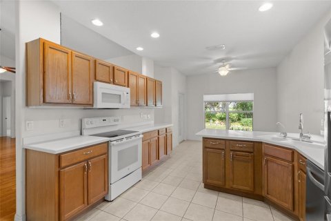 House in Leesburg, Florida 2 bedrooms, 153.57 sq.m. № 2211017 - photo 10
