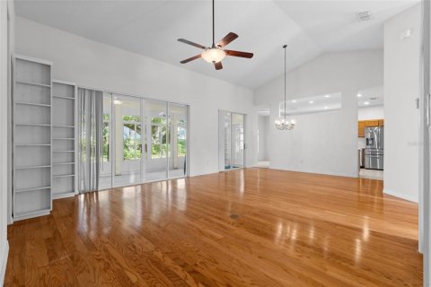 House in Leesburg, Florida 2 bedrooms, 153.57 sq.m. № 2211017 - photo 5