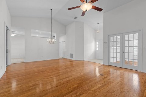 House in Leesburg, Florida 2 bedrooms, 153.57 sq.m. № 2211017 - photo 3